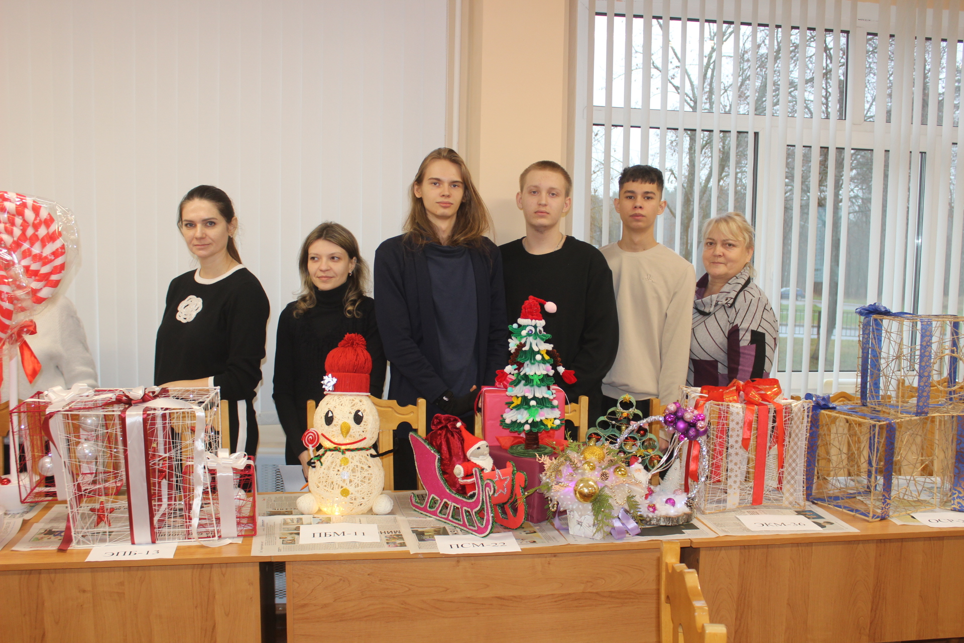 Выставка работ к конкурсу новогодних сувениров