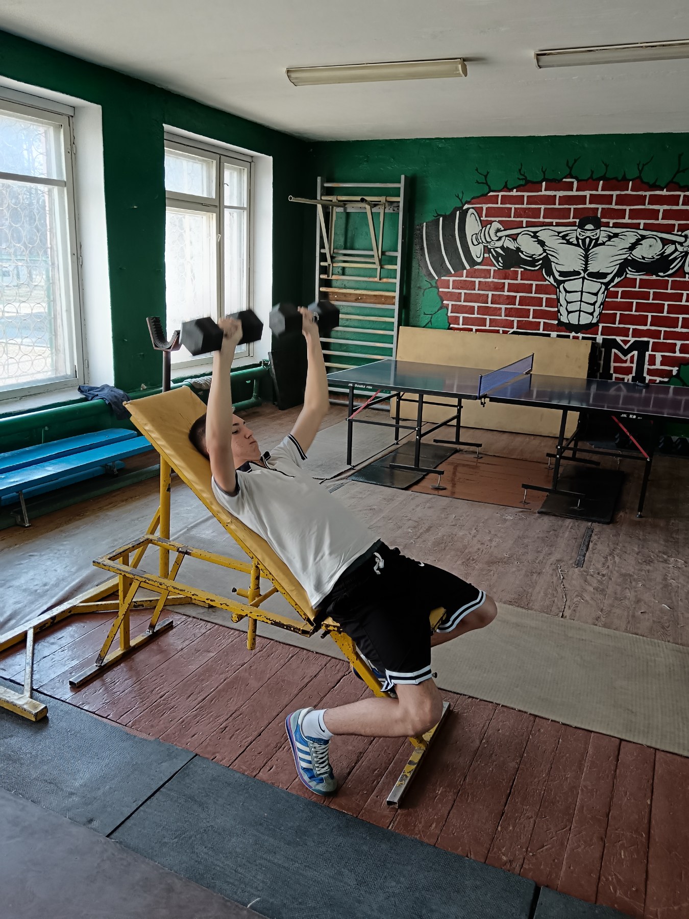 Занятие по общей физической подготовке в тренажерном зале