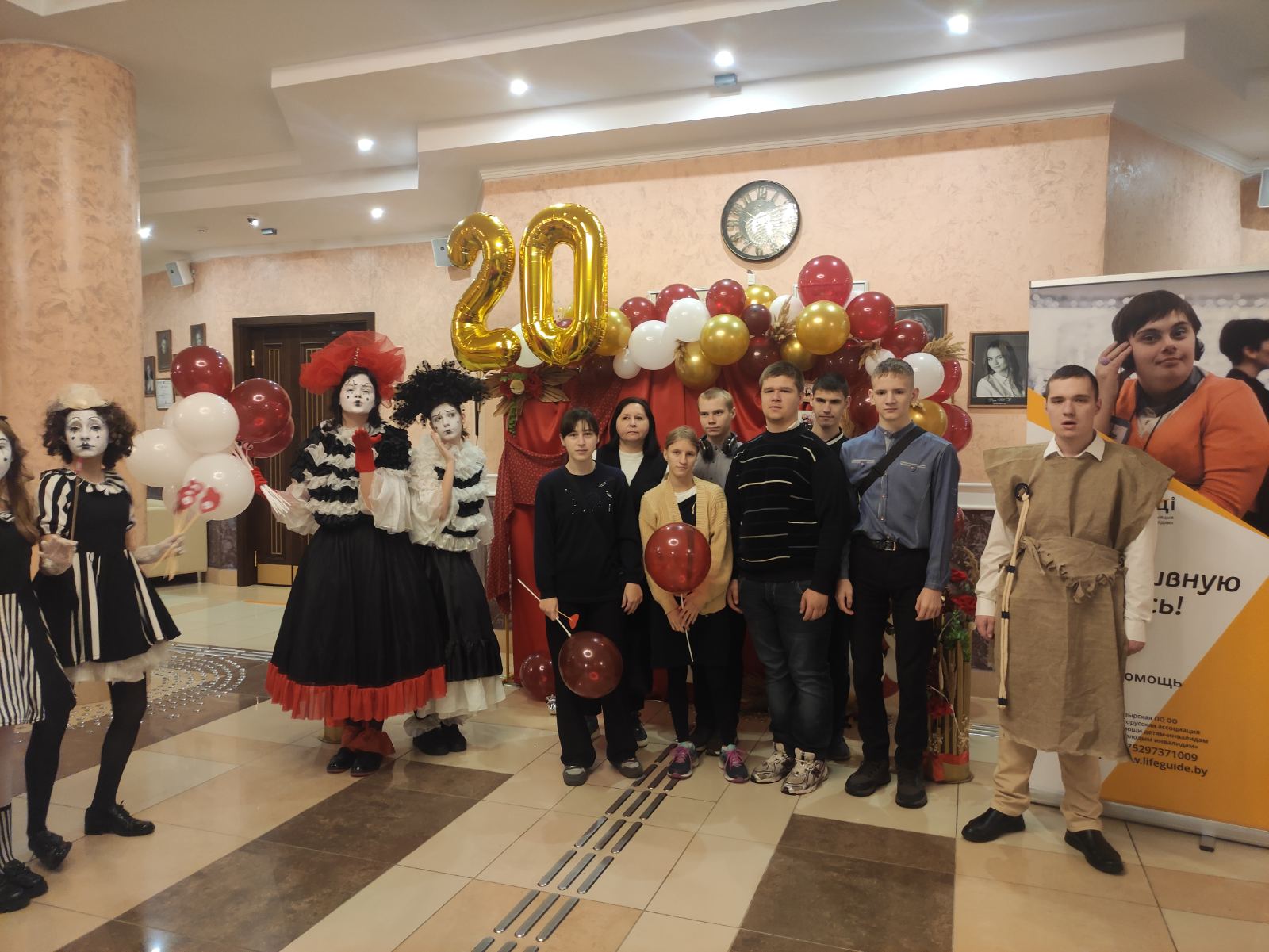20 лет добрых дел: группа СП2-11 на праздничном мероприятии в Мозырском драмтеатре